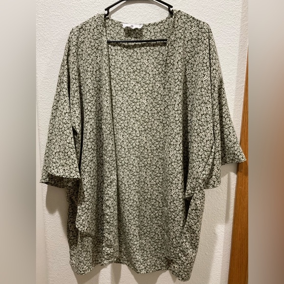 Tops - Green short sleeve floral kimono